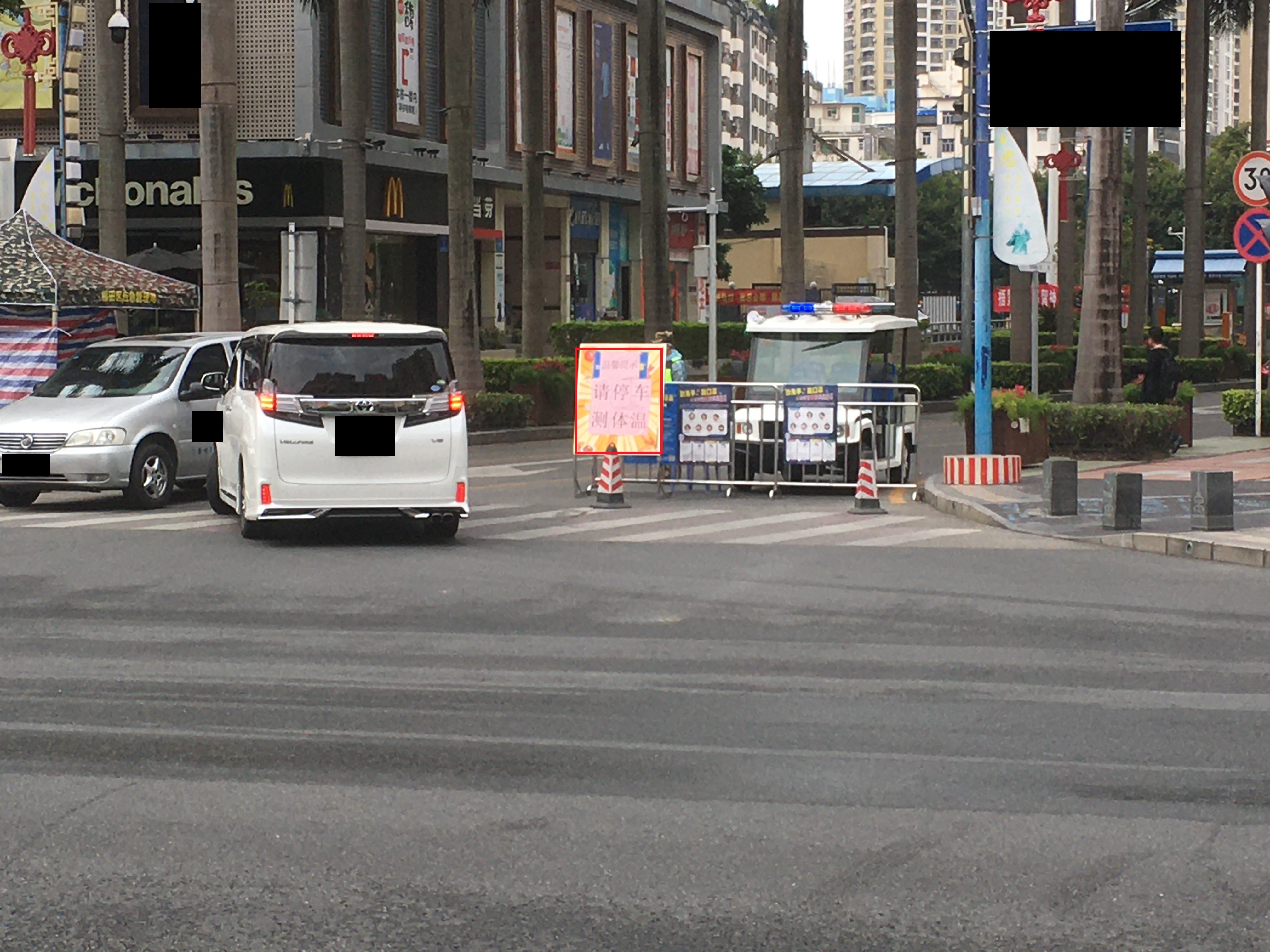 検温する自動車運転手