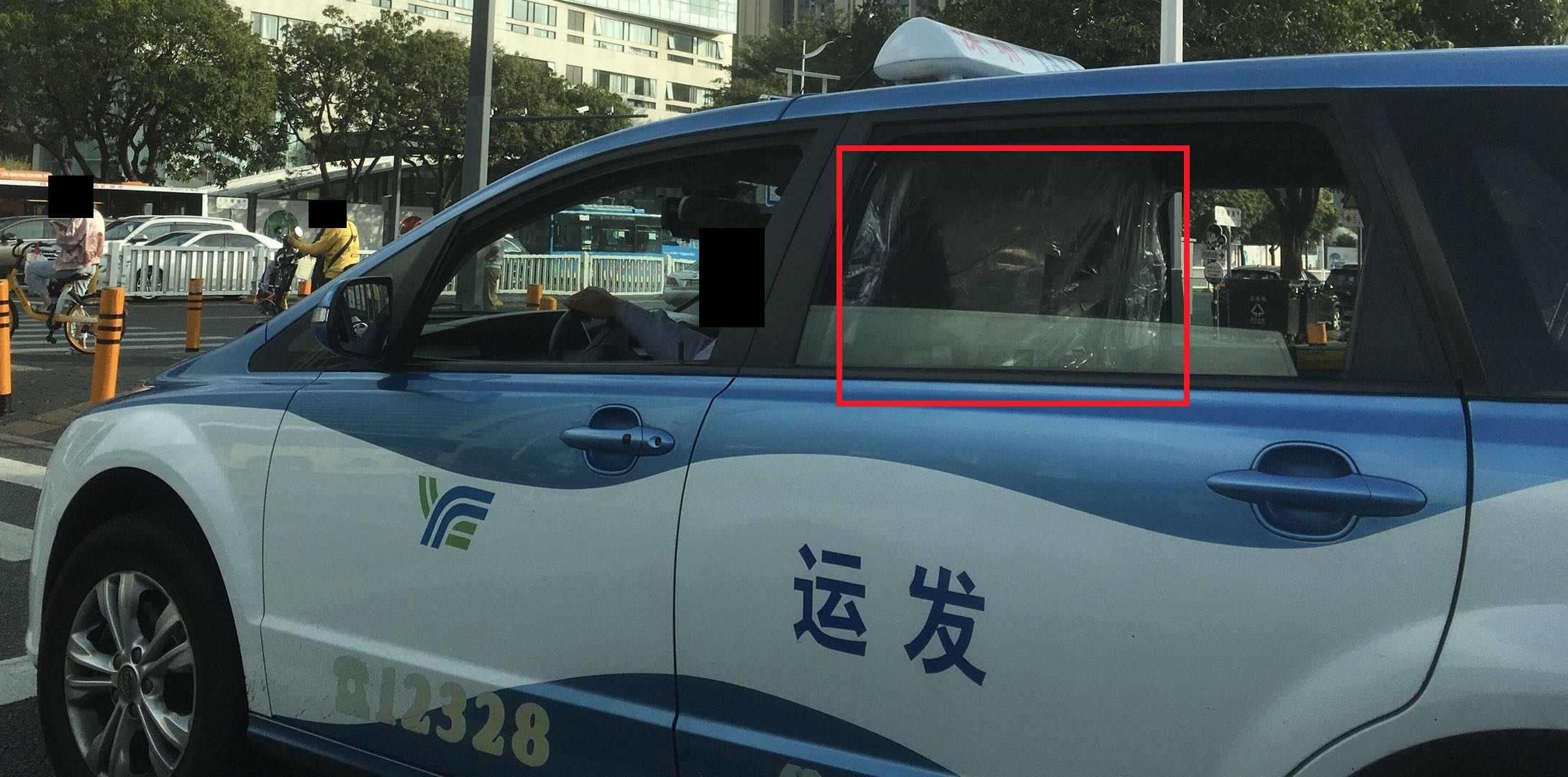 運転席と後部座席の仕切り（1）