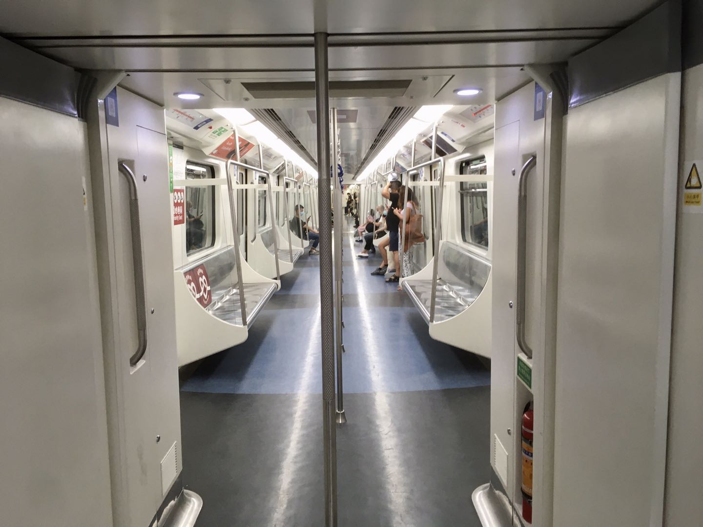 深圳地下鉄4号線に「会展中心」駅で乗車（5月15日（金）16時52分）