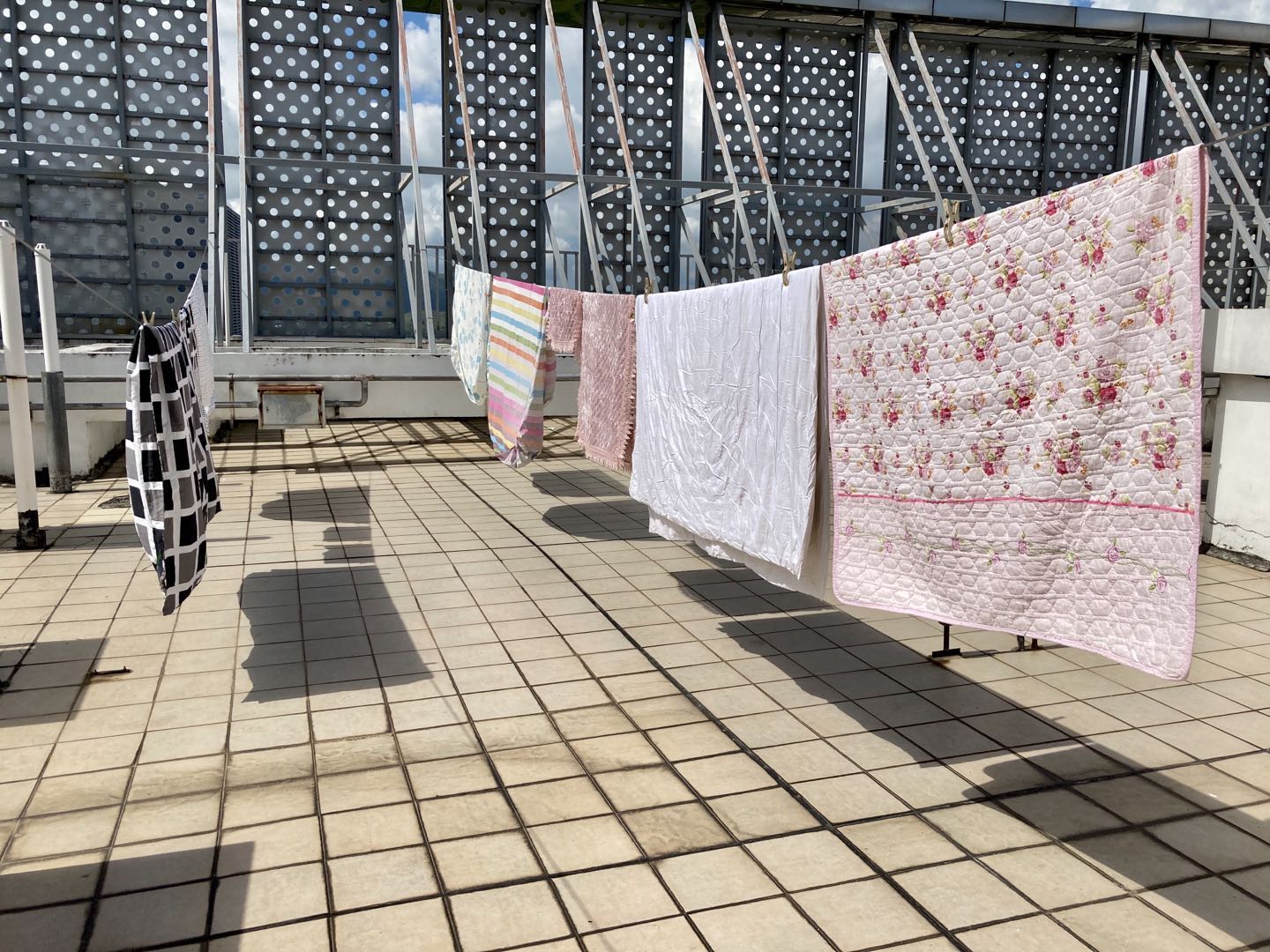 居住マンションの屋上（共有の物干しゾーン）